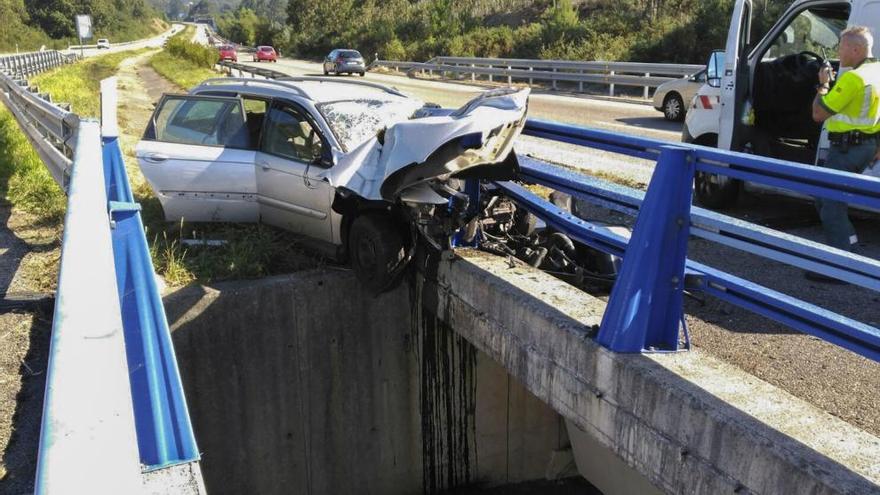 Dos personas, heridas leves en un espectacular accidente en la A-8 cerca de Vegarrozadas