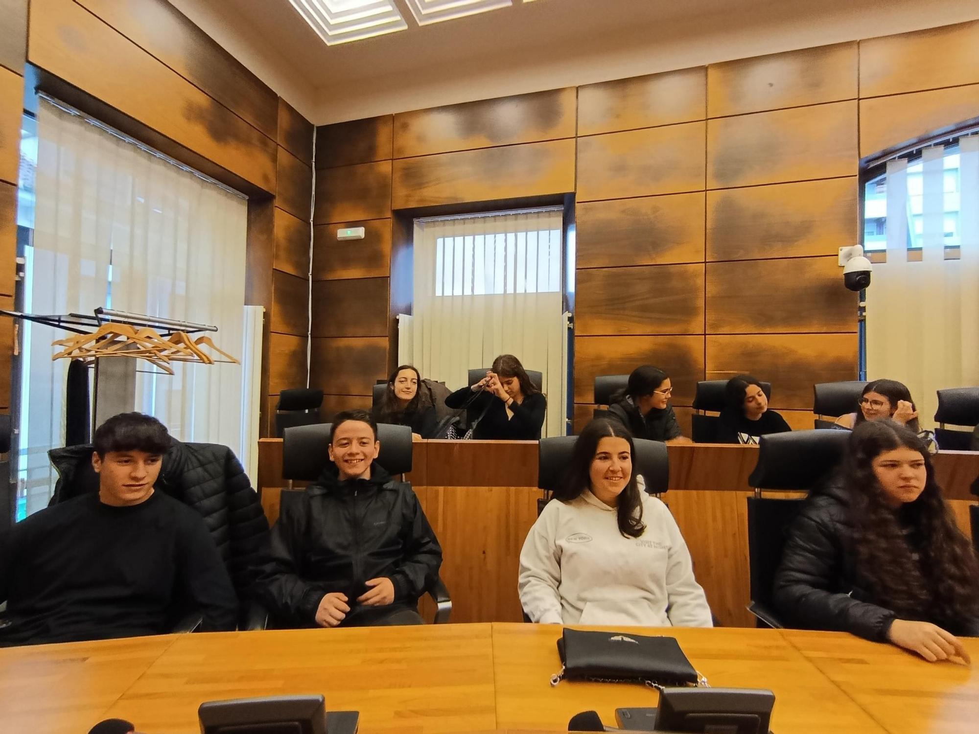La visita de la Banda de Música del Conservatorio de Sabadell al Ayuntamiento de Siero, en imágenes