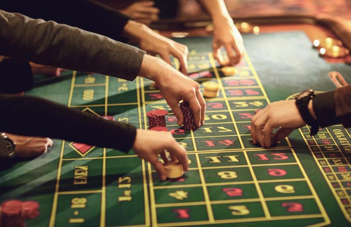 Personas apostando a una ruleta de casino en España.