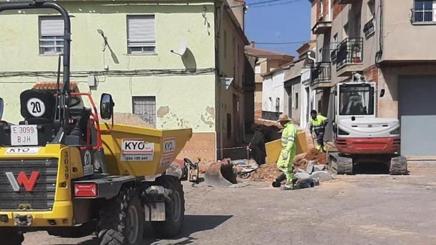La renovación de la red de agua de Camporrobles busca solucionar el elevado número de fugas y pérdidas