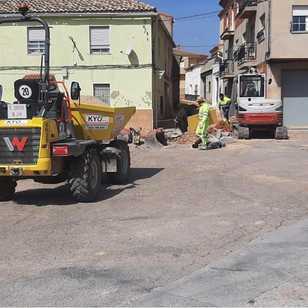 Los trabajos de renovación total de la red de agua potable de Camporrobles.