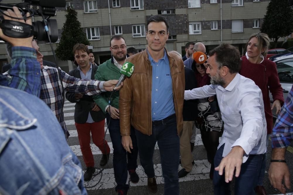 Pedro Sánchez participa en la Fiesta de la Rosa en Oviedo