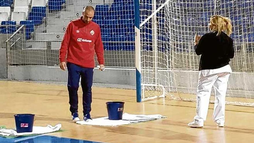 El conjunto mallorquín se entrenó con normalidad pese al agua que había en el parqué de Son Moix.