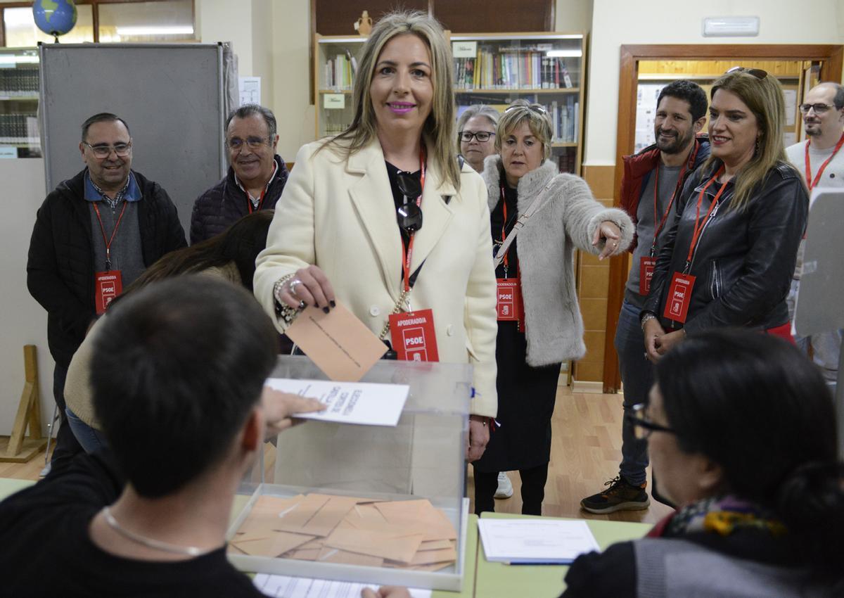 La benaventana Patricia Martín, número dos de la candidatura socialista, votando este domingo.
