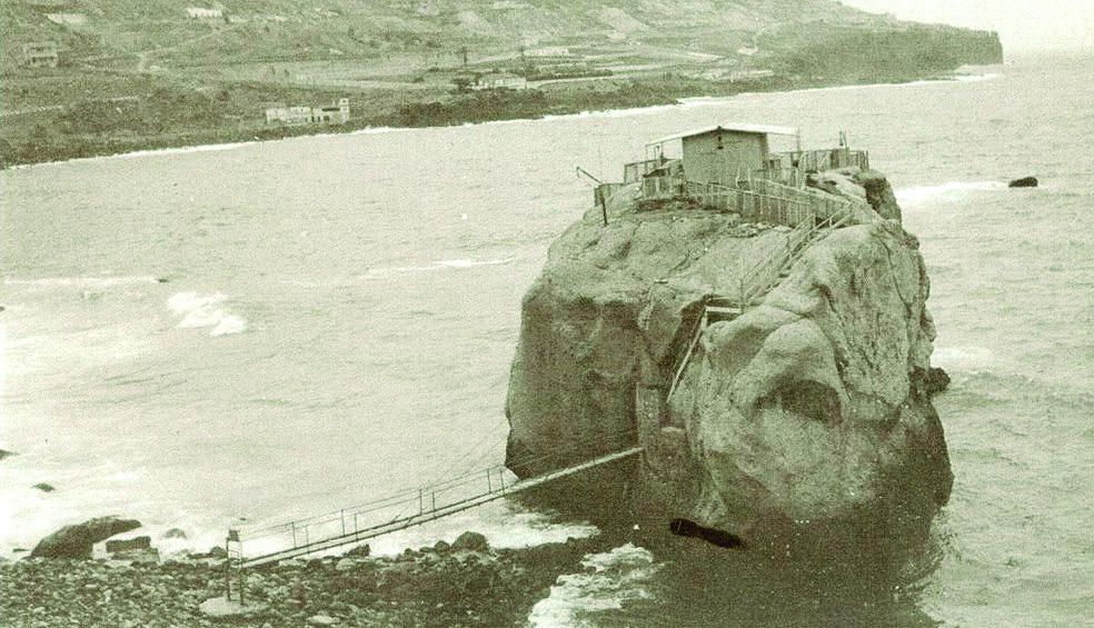 Cabaña de la Peña de la Gaviota - La cabaña, que desapareció en los años 90 con la Variante del Rincón, estaba construida sobre una enorme roca que se veía por la carretera del Norte.