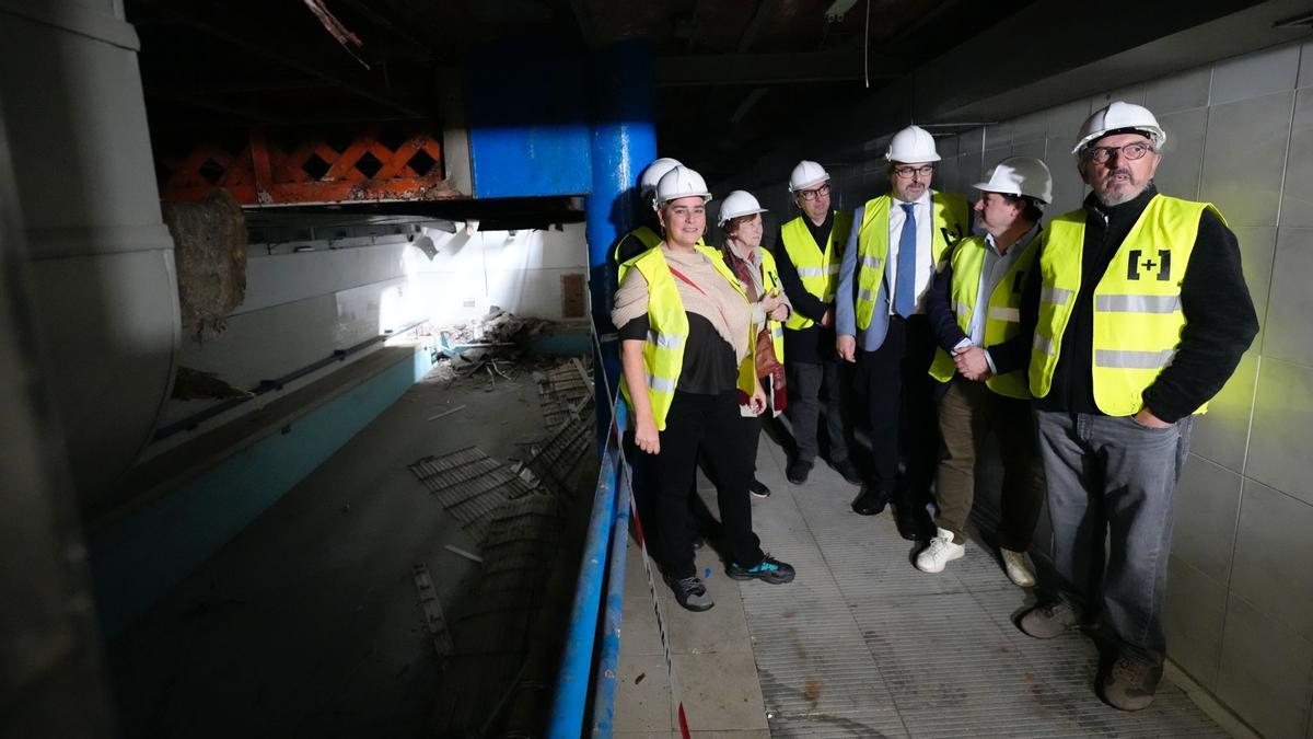 Presentación de las obras del nuevo Gimnasio Social. En la imagen, Lara Cáceres, Carme Trilla, Joan Ramon Riera y Jaume Roures, entre otros. las viejas instalaciones.