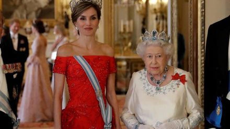 12 de julio de 2017, Londres.- La Reina Letizia e Isabel II, en la cena de gala que tuvo lugar el miércoles en el palacio de Buckingham.