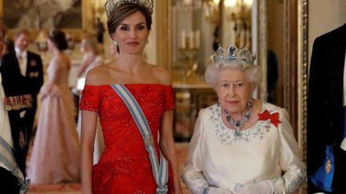 12 de julio de 2017, Londres.- La Reina Letizia e Isabel II, en la cena de gala que tuvo lugar el miércoles en el palacio de Buckingham.