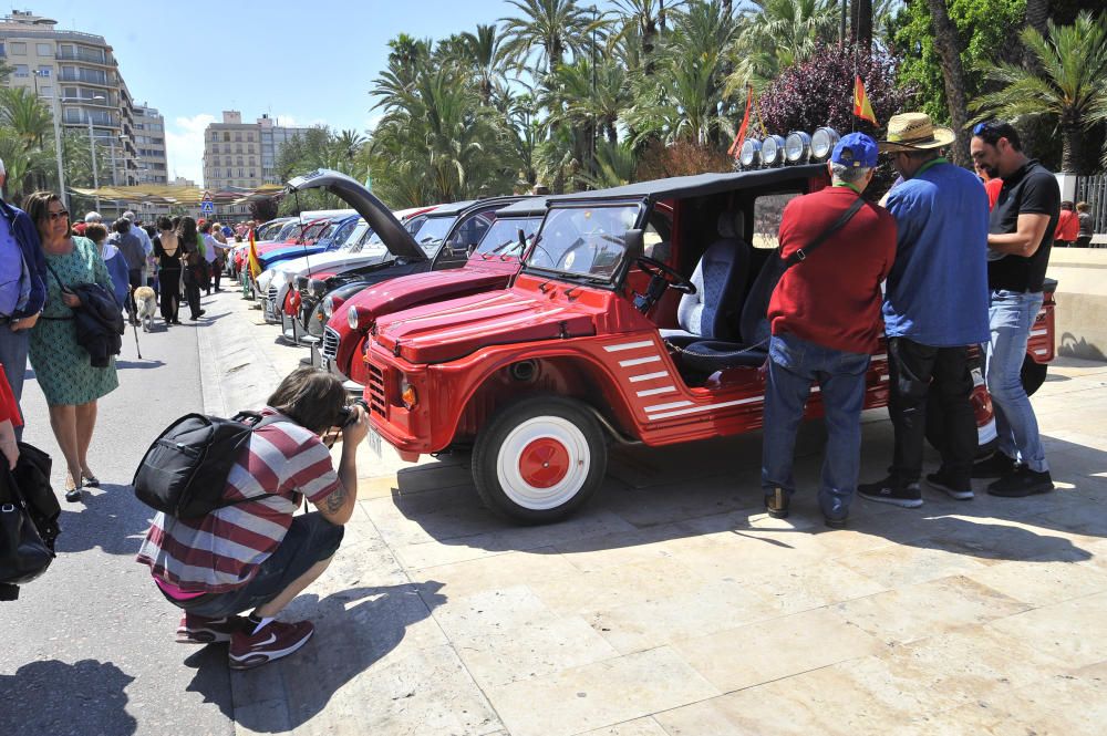 Los Citroën 2CV toman el Paseo de la Estación y el parking de Candalix