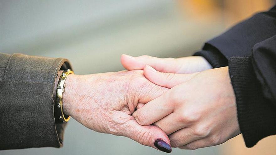 Roba joyas a ancianos a los que cuida y a una amiga y las vende