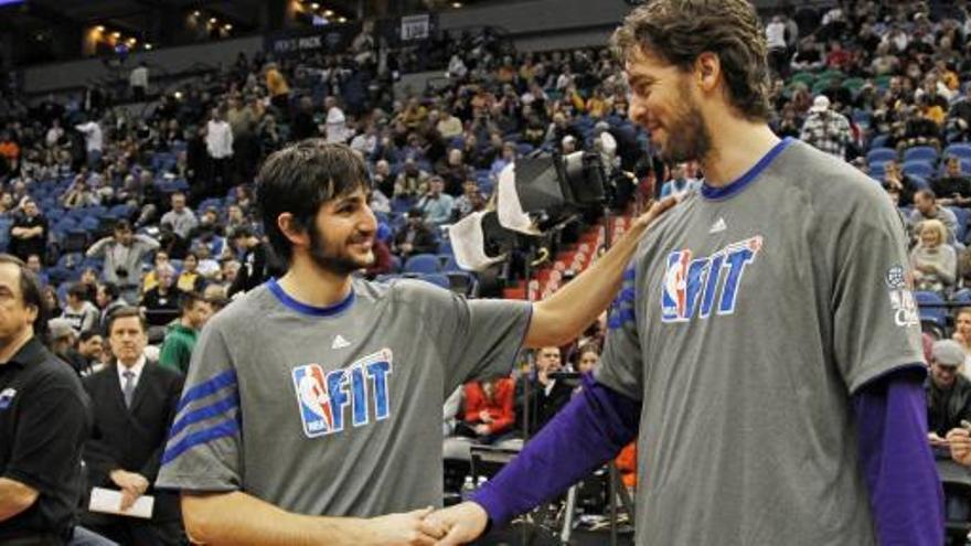 Ricky Rubio y Pau Gasol se saludan antes de un partido.