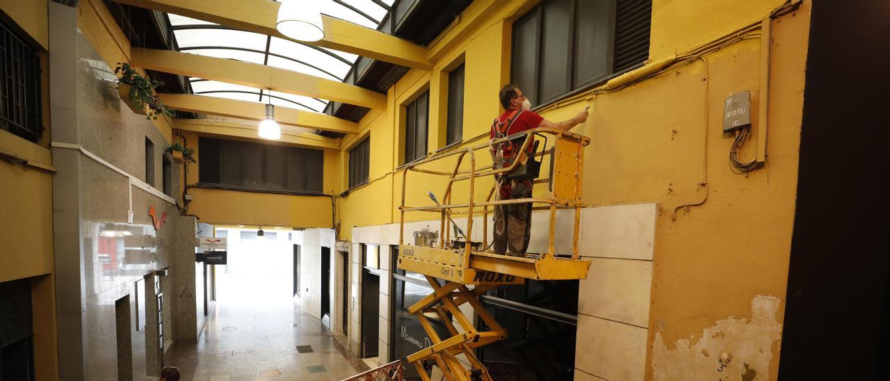 El operario Javier Luna, pintando los muros.