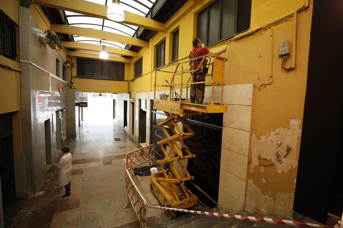 El operario Javier Luna, pintando los muros.