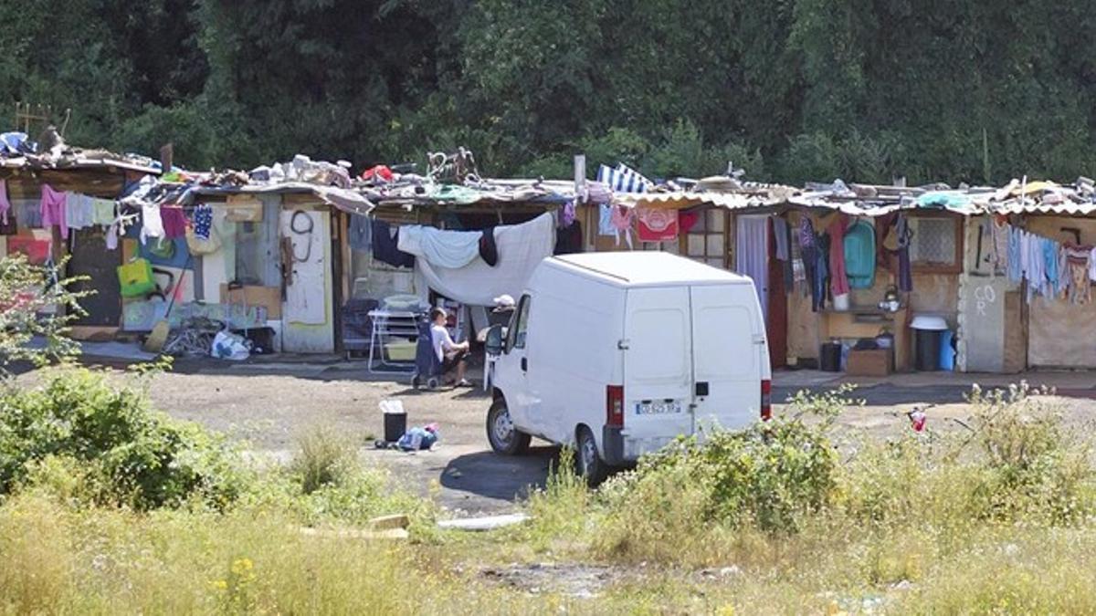 Campamento gitano cerca de una autopista en Clamart, al oeste de París, el 10 de agosto del 2012.