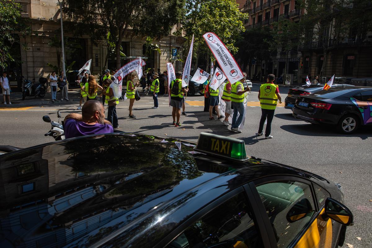 Manifestación de VTC por las calle del Eixample. Un alto en el camino