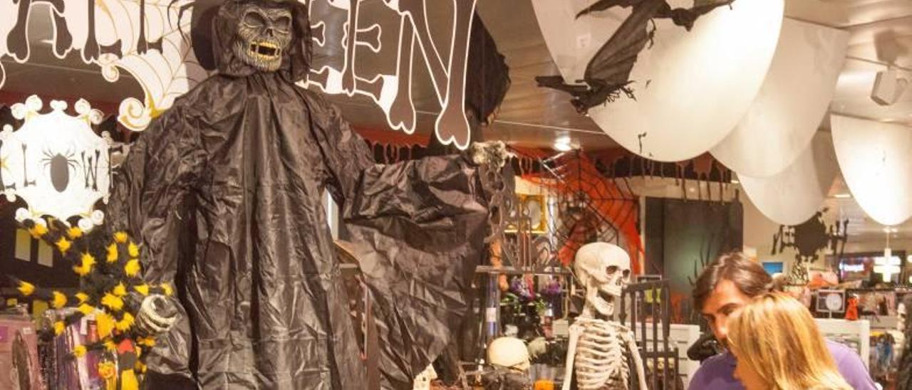 Clientes buscan artículos de Halloween en El Corte Inglés.