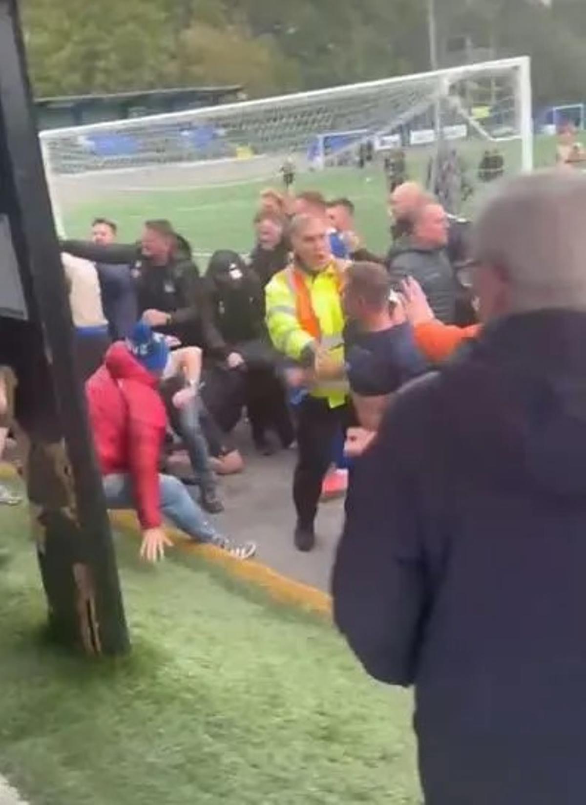 La policía intenta poner paz en la pelea.