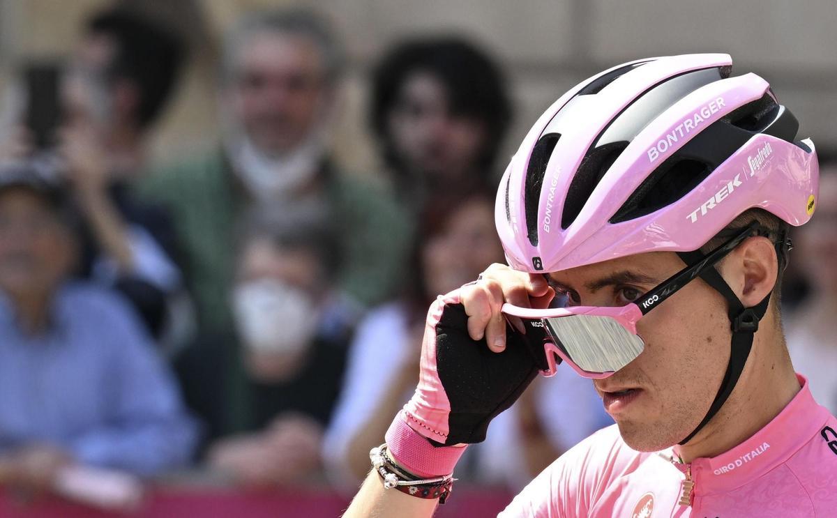 Catania (Italy), 11/05/2022.- Spanish rider Juan Pedro Lopez of Trek - Segafredo team at the start of the fifth stage of 105th Giro d’Italia cycling tour, a race over of 174 km from Catania to Messina, Italy, 11 May 2022. (Ciclismo, Italia) EFE/EPA/MAURIZIO BRAMBATTI