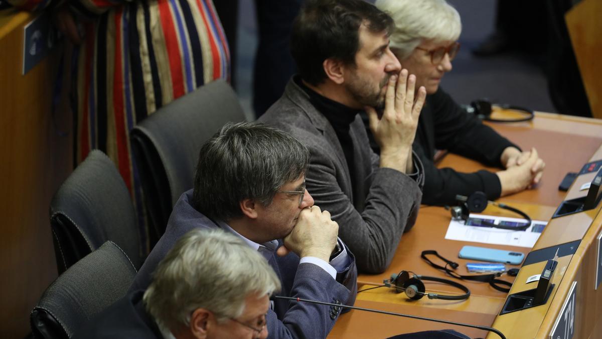 El exconseller y eurodiputado de Junts Toni Comín (2d), y el expresidente de la Generalitat, Carles Puigdemont (2i), durante un pleno en el Parlamento Europeo.