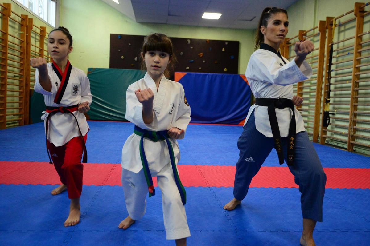 De izquierda a derecha, Valeria Soto, Vega Soto y su madre Virginia Sixto, esta semana en el gimnasio Patiño, en Moaña.