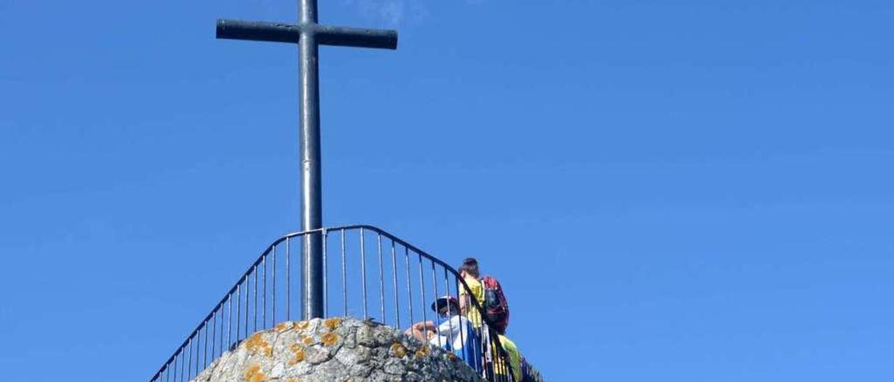 Cruz que corona el mirador de Lobeira, en Vilanova de Arousa. // Noé Parga