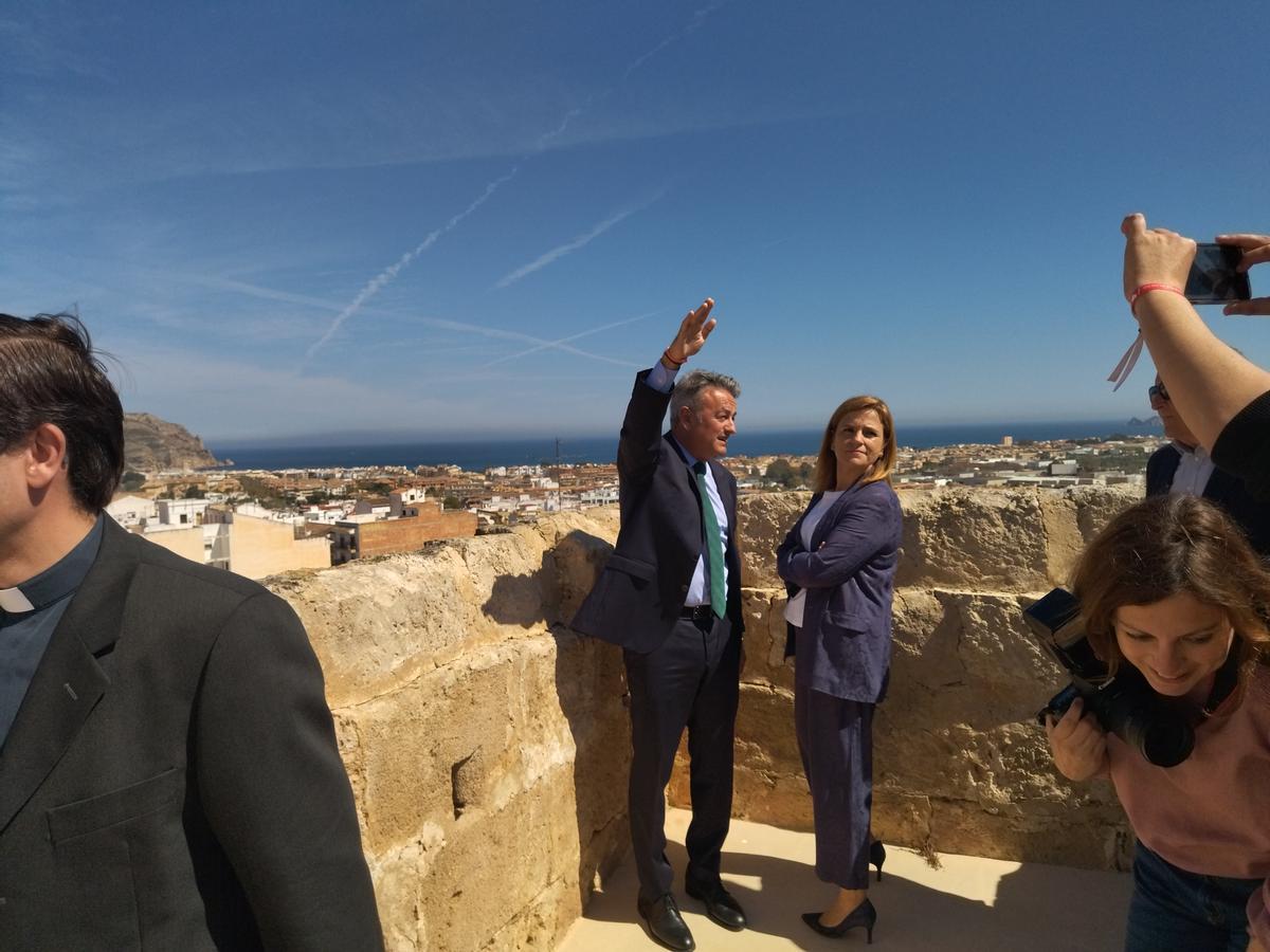 El alcalde y la delegada del Gobierno, en el adarve de la iglesia fortaleza de Sant Bertomeu
