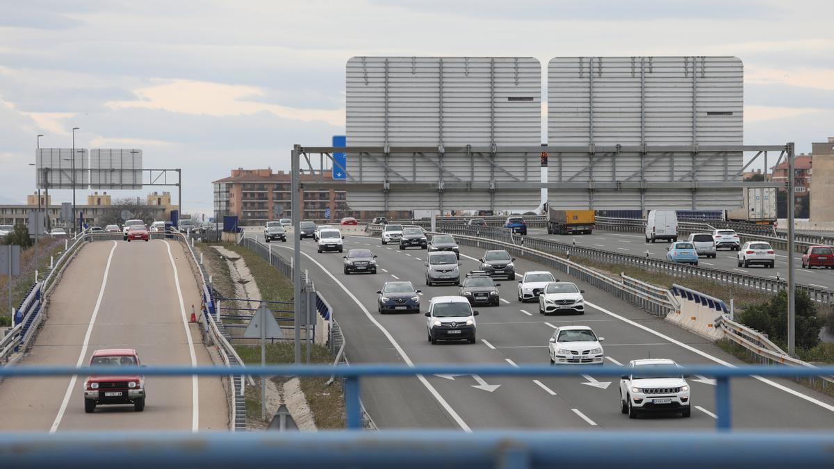 Retenciones en las carreteras con motivo de las primeras salidas por el inicio de las vacaciones.