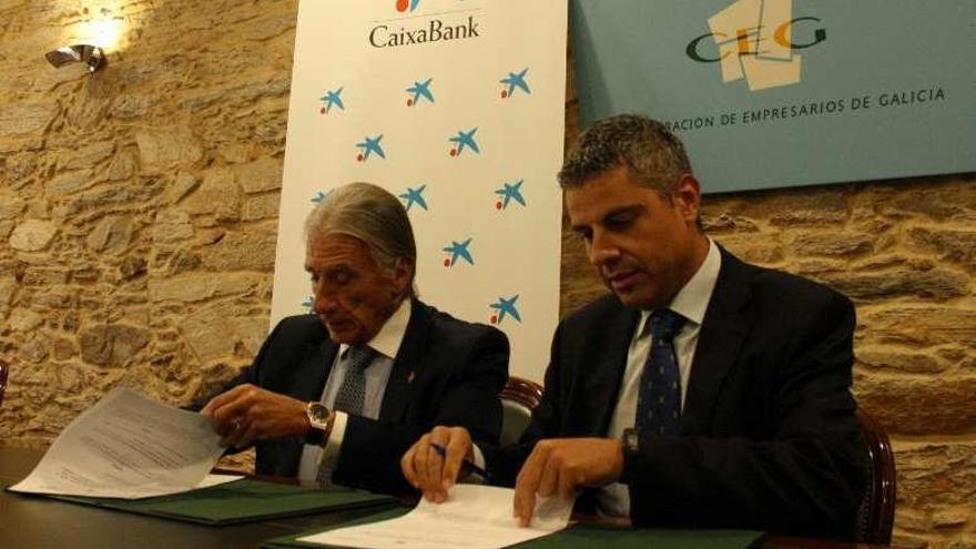 Fernández Alvariño y Benhamou, ayer, firman el acuerdo.