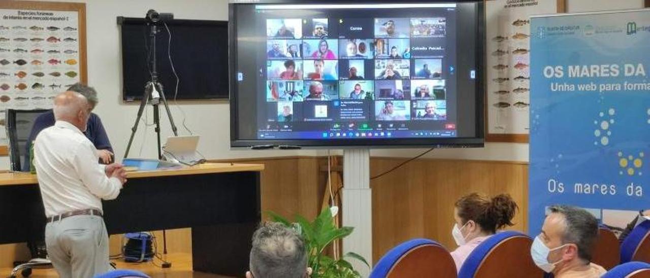 Un momento de la reunión de ayer y la videoconferencia con la Federación Nacional de Cofradías. |   // FDV