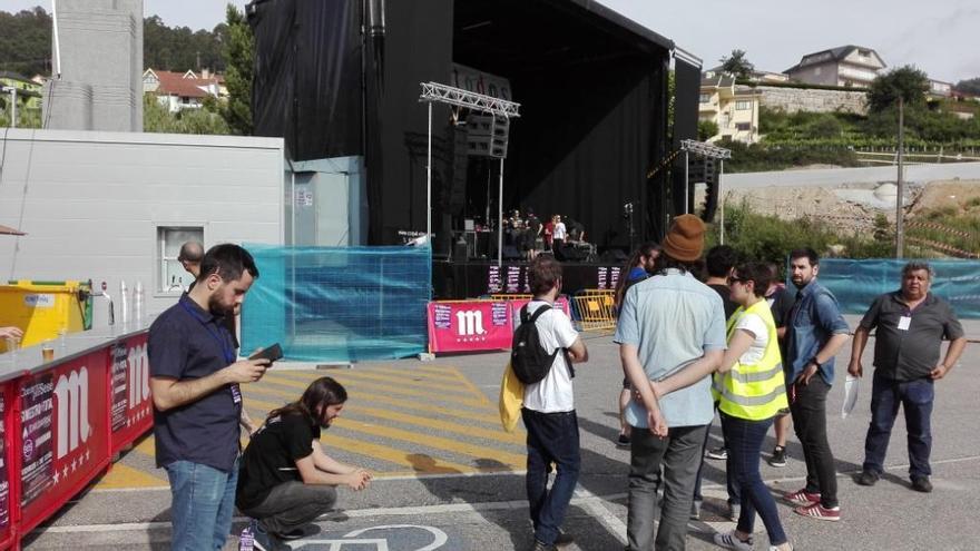 Labores de montaje y ensayo, esta tarde, en el recinto del concierto en Chapela. / FdV