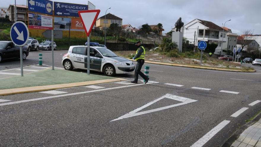 Un coche de la Guardia Civil en Cangas, en una imagen de archivo