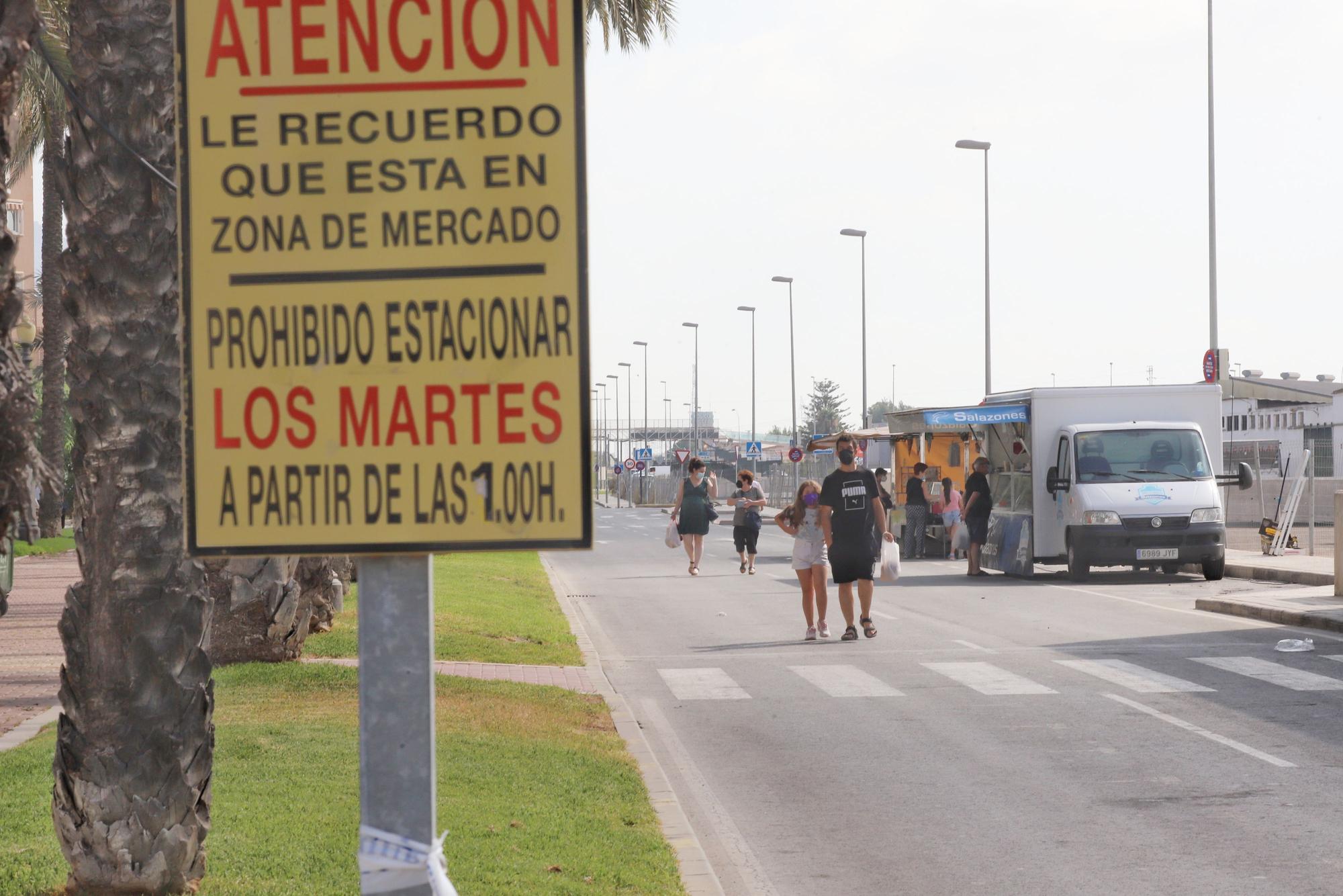 Pocos han sido los puestos que se han instalado hoy en la avenida del Marqués de Molins ante el plante de los mercaderes