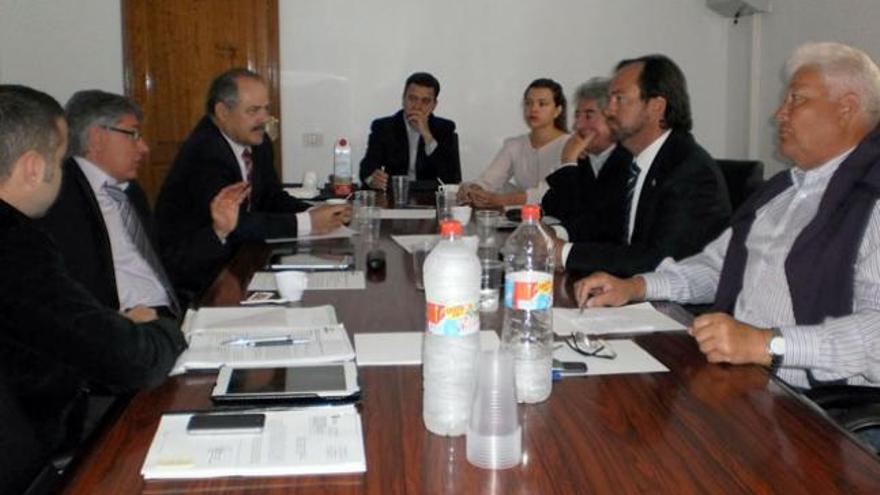 Reunión ayer en la Confederación de Empresarios de Lanzarote. | lp / dlp