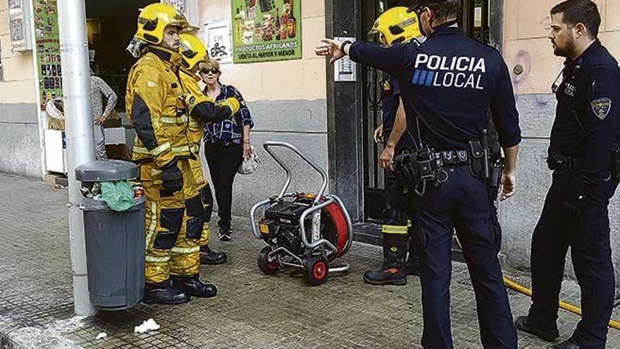 Los bomberos tuvieron que sofocar el incendio en el piso de la calle Capità Vila, en Palma.