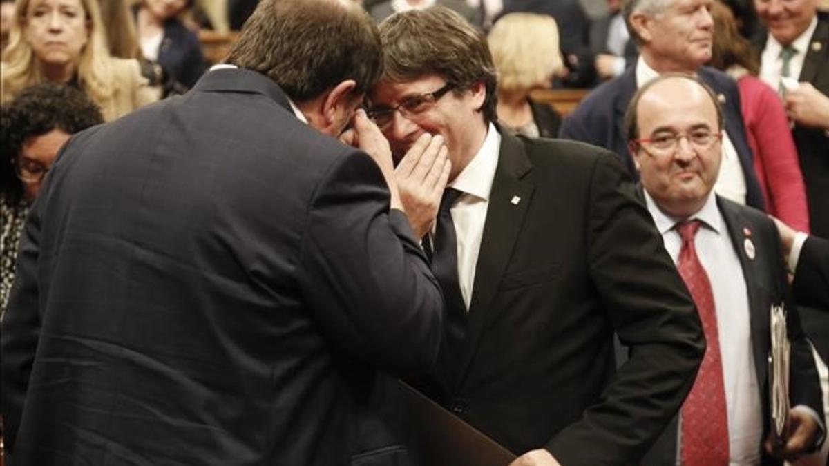 Independencia de Catalunya: Carles Puigdemont y Oriol Junqueras conversan en el hemiciclo del Parlament