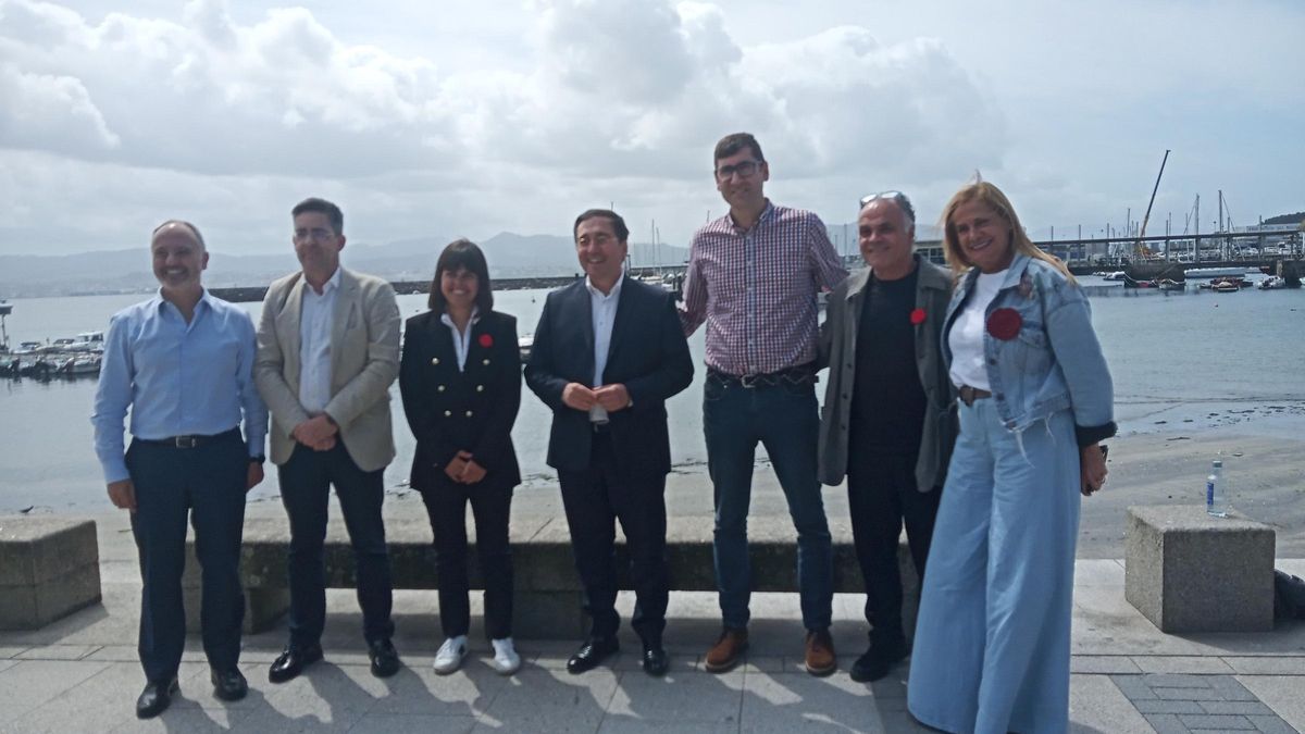 Albares (centro) con los candidatos a las alcaldías de O Morrazo esta mañana en Cangas y la presidenta del PSdeG PSOE