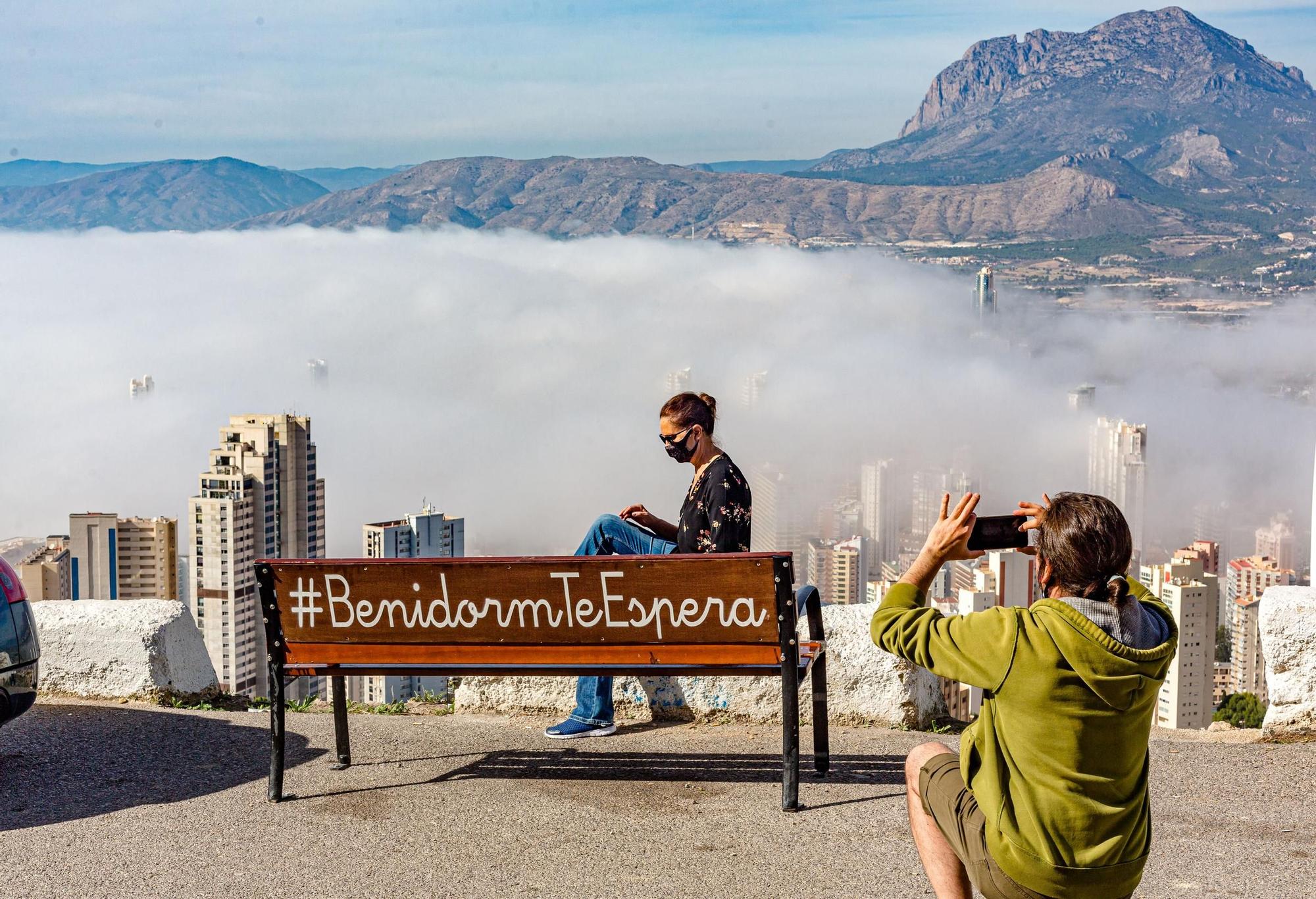 La niebla devora los rascacielos de Benidorm