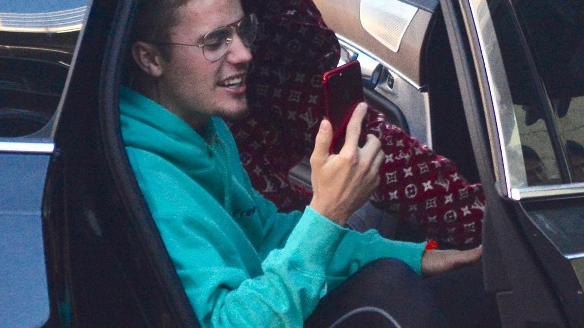 Justin Bieber con el móvil