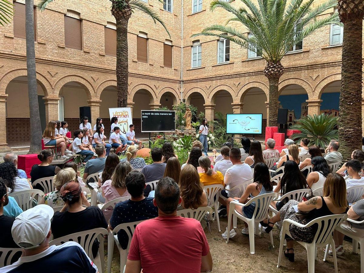 El claustro del colegio y convento de los carmelitas es el lugar en el que se ha desarrollado el 'Carmeltalk' en Vila-real.