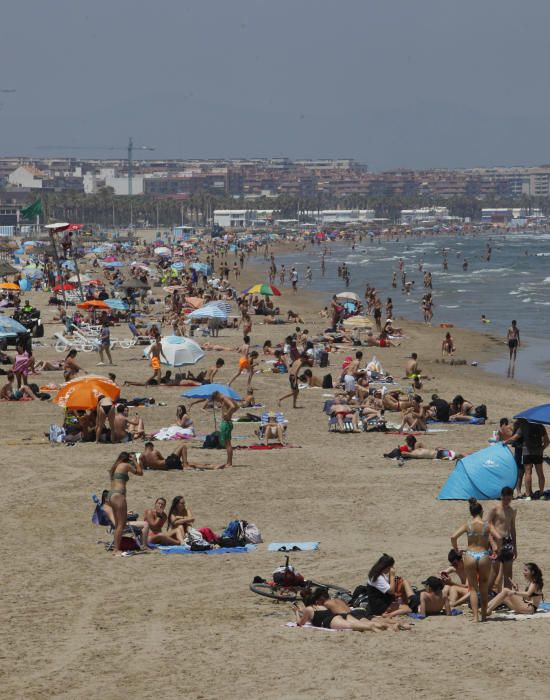 Los valencianos se refugian del poniente en la Mal