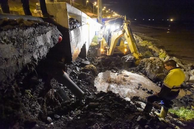 Se rompe una tubería de suministro de agua ...