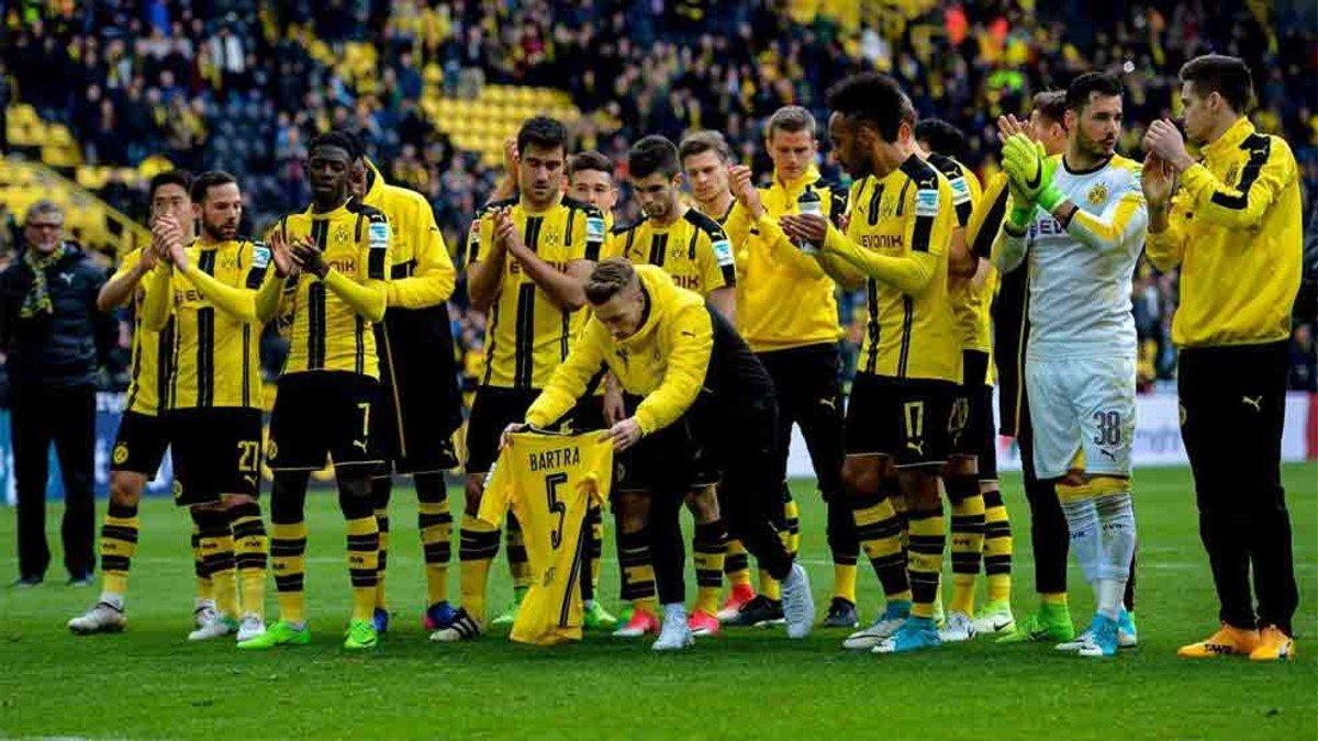 Los jugadores del Dortmund homenajearon a Bartra