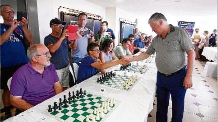 El GM Anatoli Kàrpov saluda Jaume Rovira, campió provincial sub-16, abans d&#039;iniciar la partida.