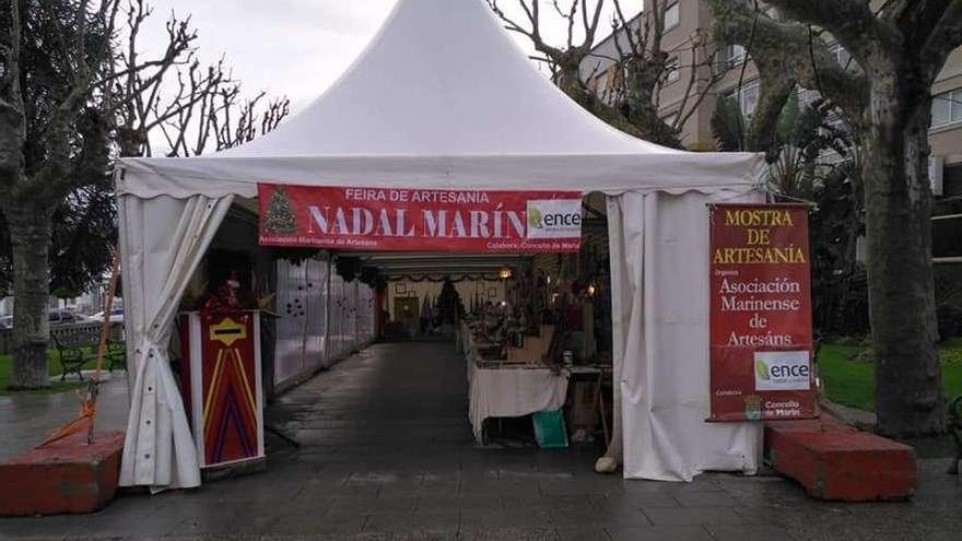 Feria de artesanía Nadal Marín celebrada en la alameda Rosalía de Castro de la localidad marinense.
