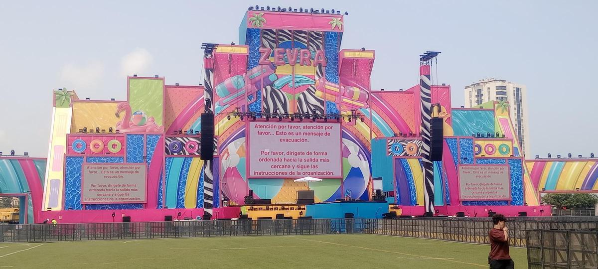 Mensaje de evacuanción en las pantallas del festival durante el simulacro.