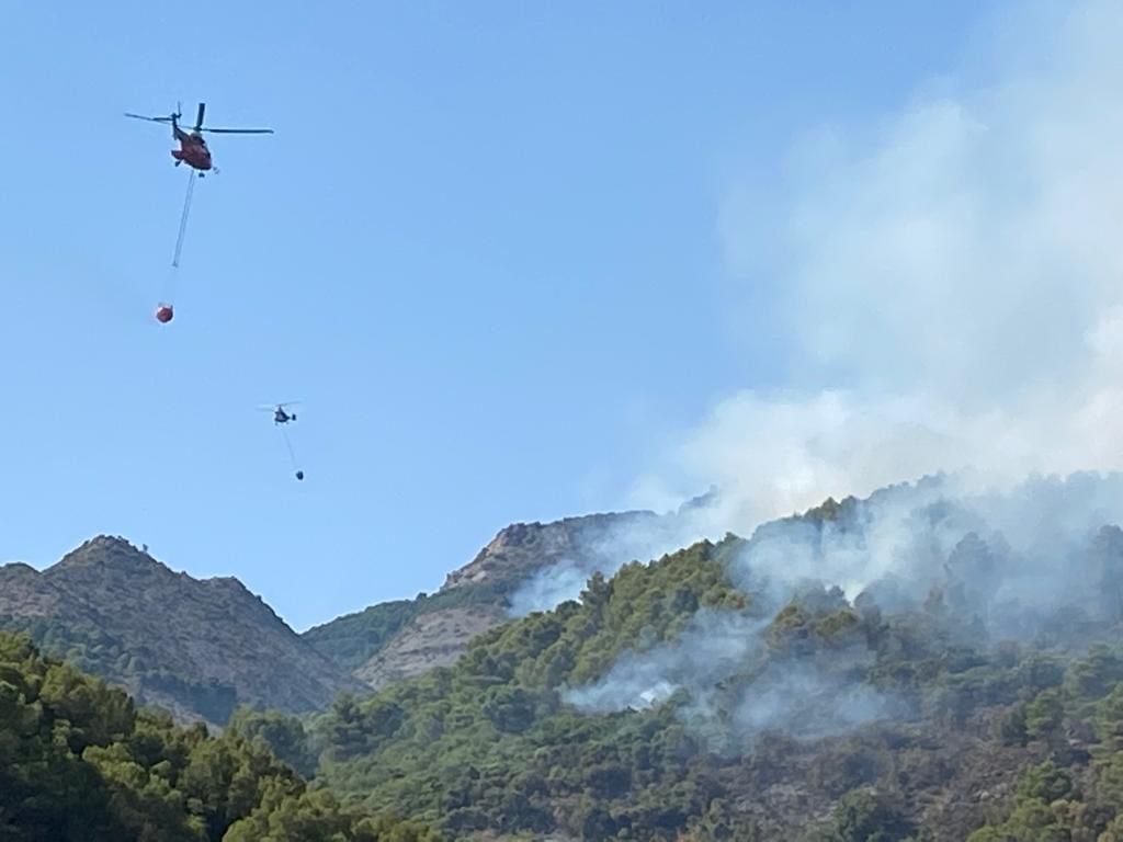 Medios aéreos trabajando en el incendio de la Sierra de Mijas este domingo.