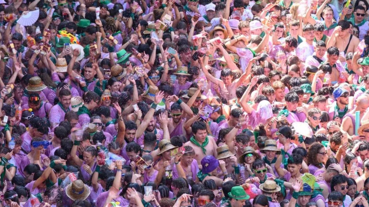 Arriba, una multitud teñida de morado en el inicio de las fiestas de San Lorenzo, en las que los danzantes fueron como siempre protagonistas. Además, las reuniones de las peñas, la variada programación musical y los festejos taurinos.