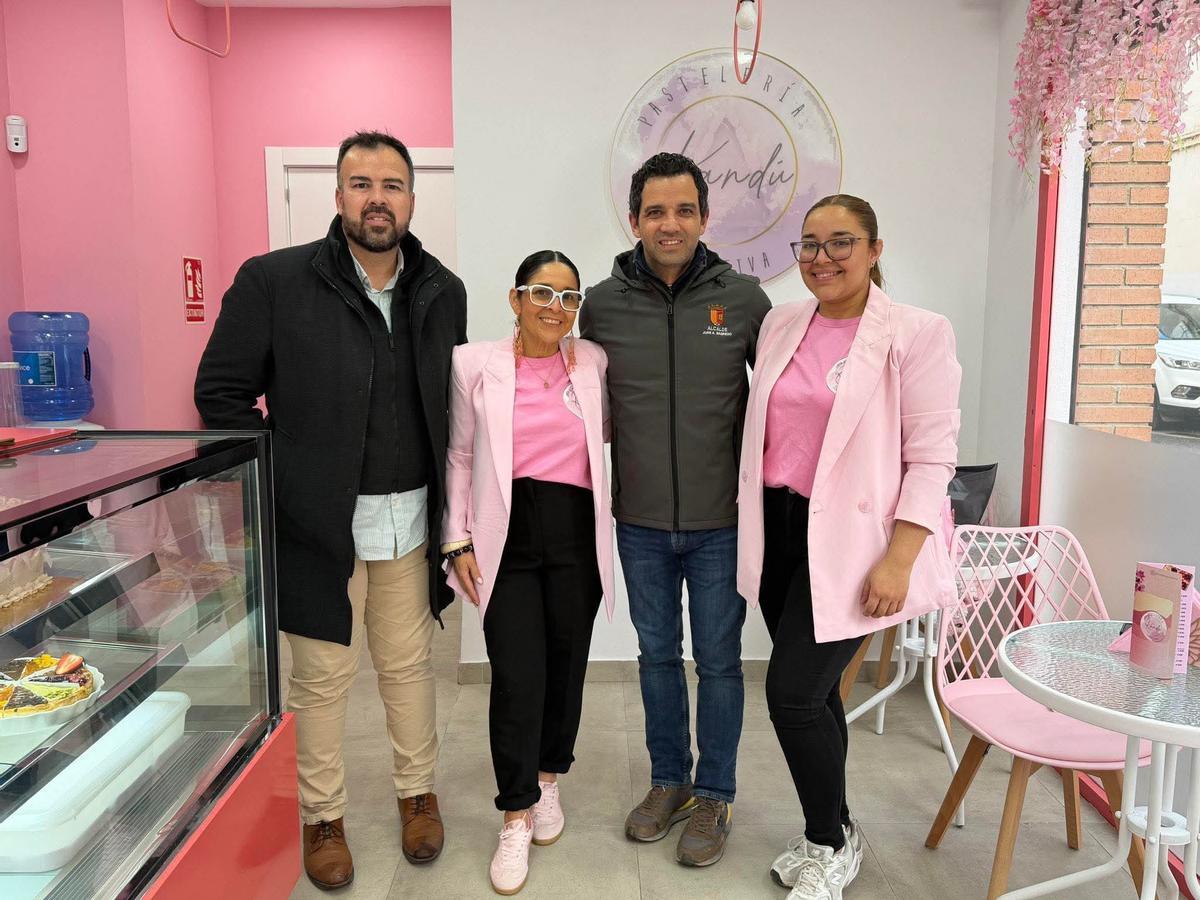 Sagredo y el concejal de Comercio, Lucas Jodar en una visita a un comercio local de Paterna.