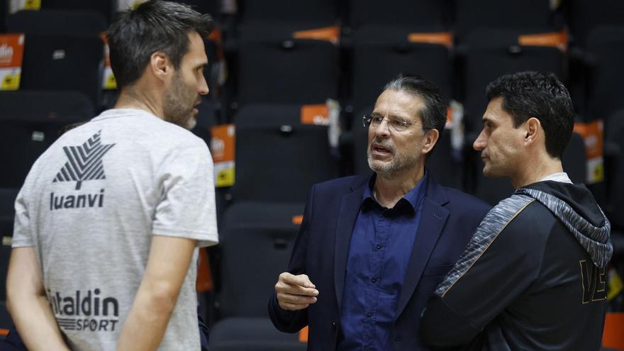 Pedro Martínez, parlant amb els tècnics ajudants del València Fernando San Emeterio i Juan Maroto abans del partit