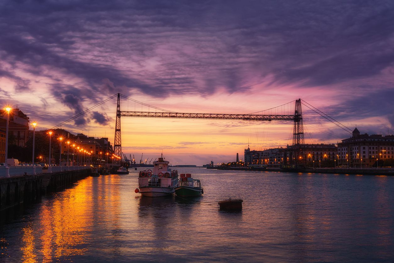 Puente colgante de Vizcaya por la noche.